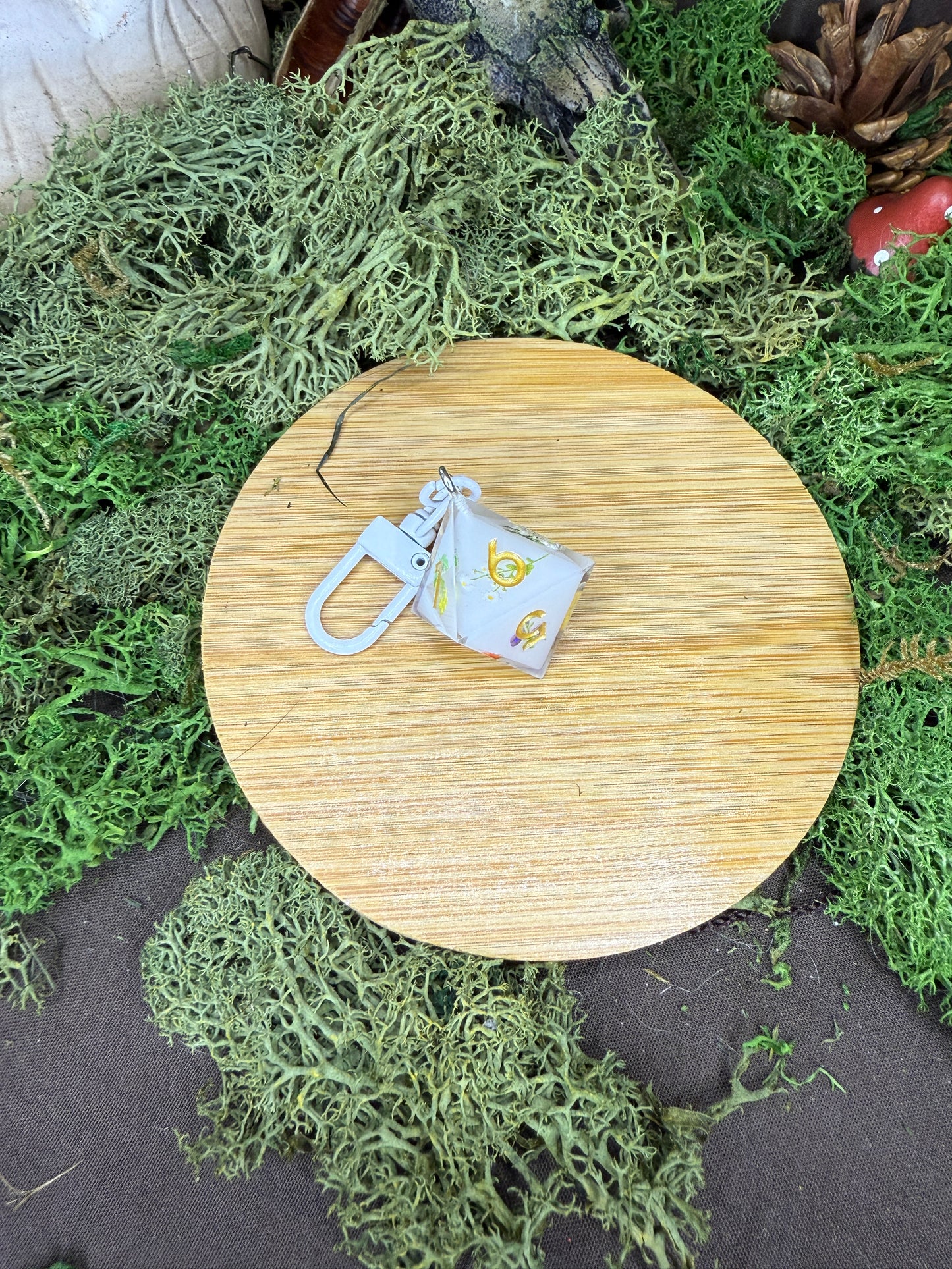 Portes clés dès de JDR blanc et fleurs