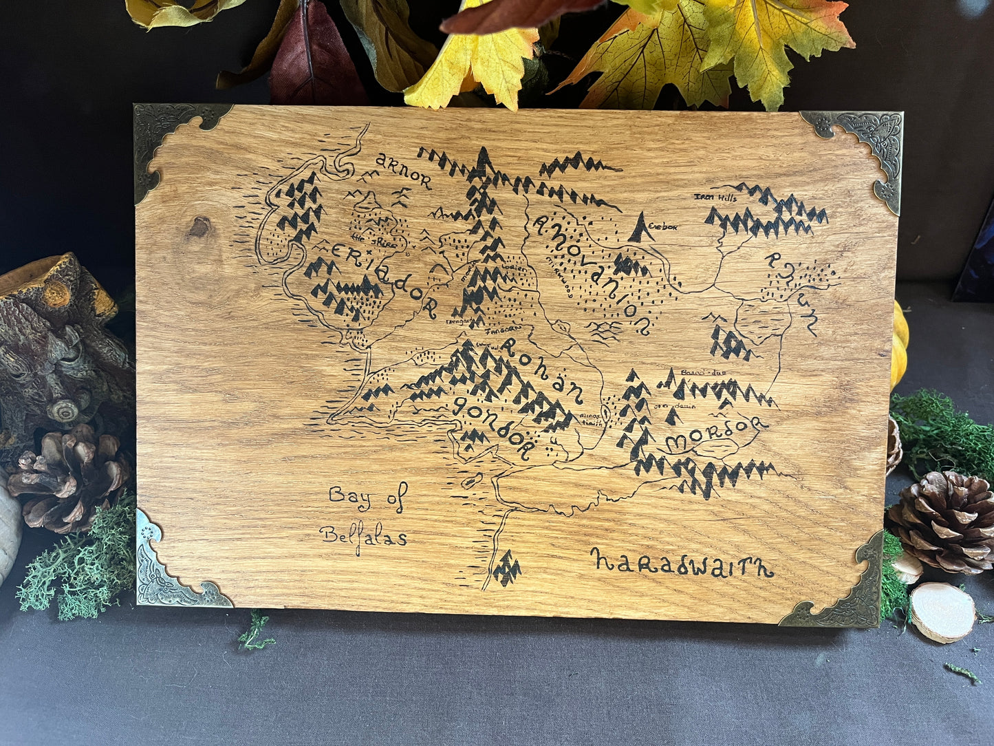 Carte de la Terre du Milieu pyrogravée à la main
