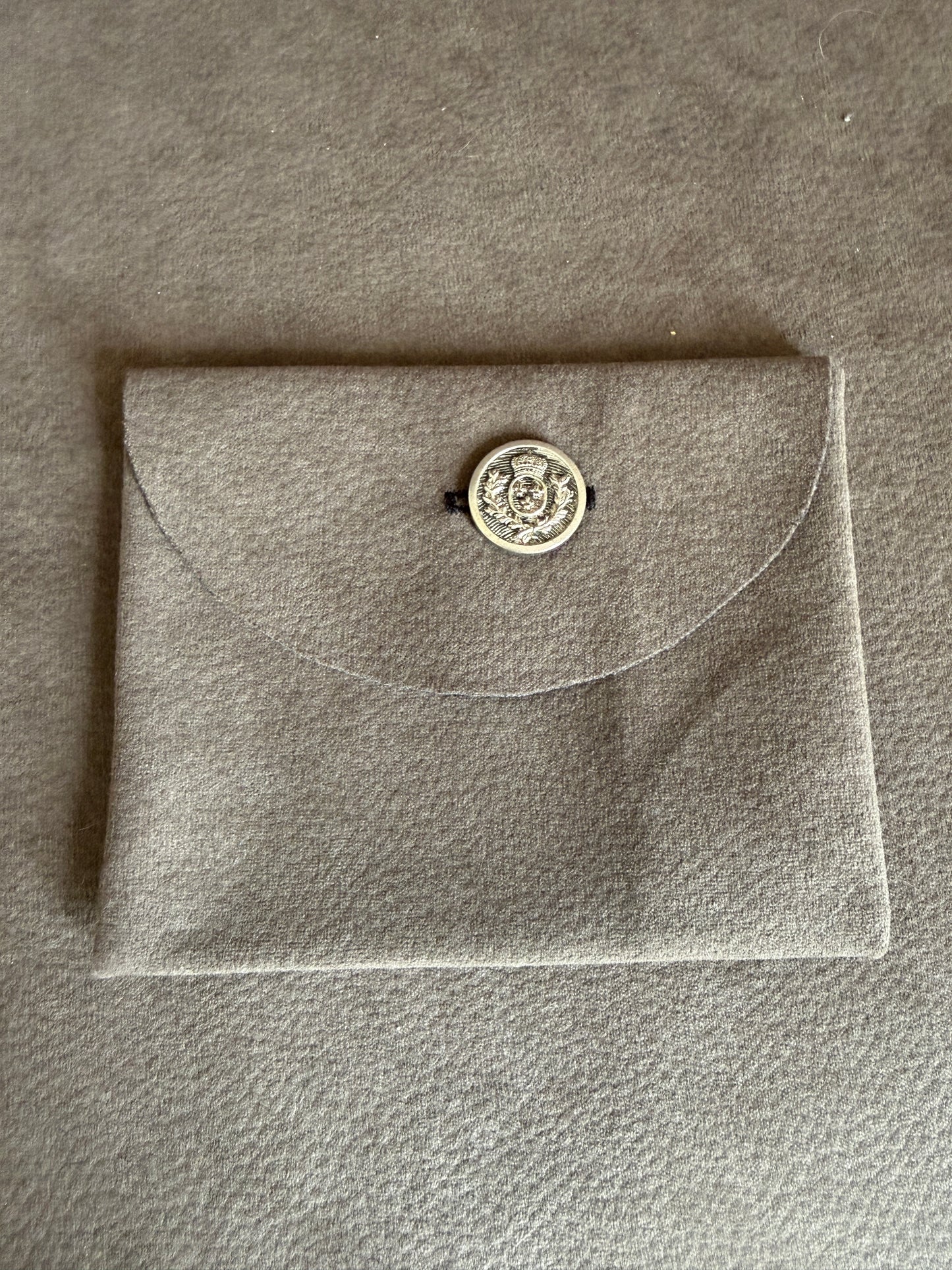 Pochette simili daim avec Véritable bouton ancien - DÉFAUT