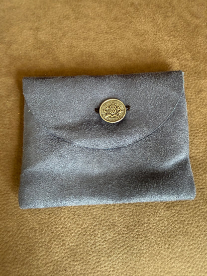 Pochette simili daim avec Véritable bouton ancien - DÉFAUT