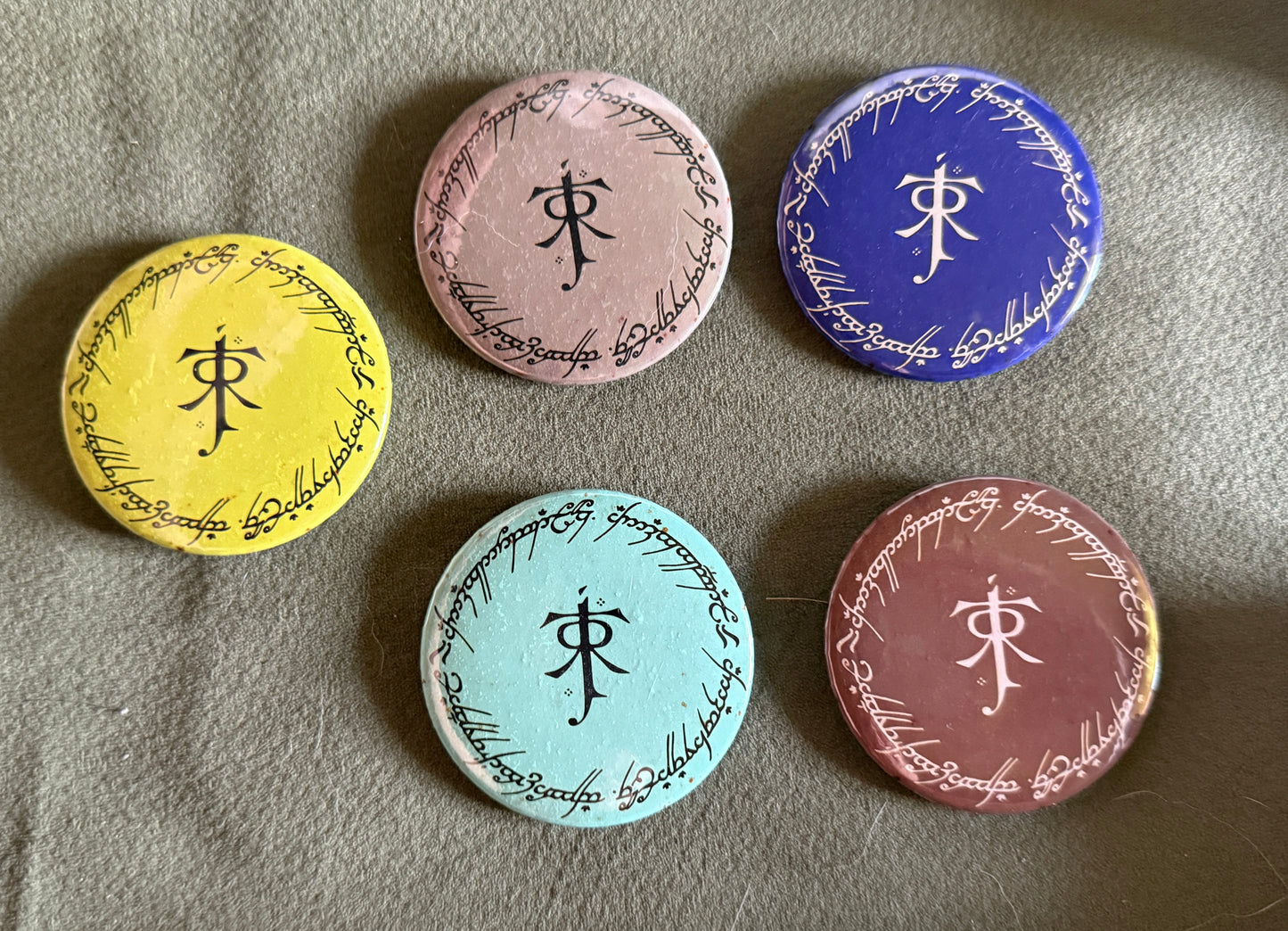 Badge TOLKIEN couleur Mystère - DÉFAUT