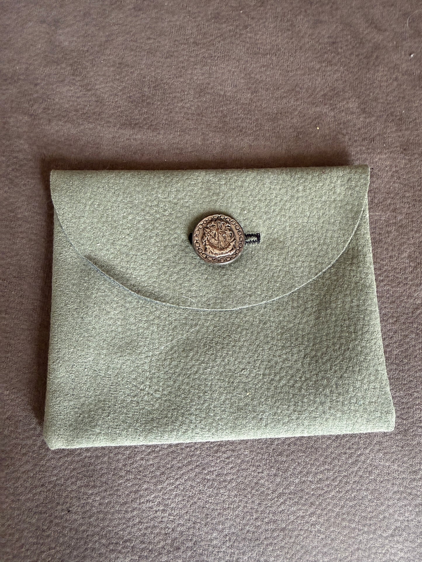 Pochette simili daim avec Véritable bouton ancien - DÉFAUT