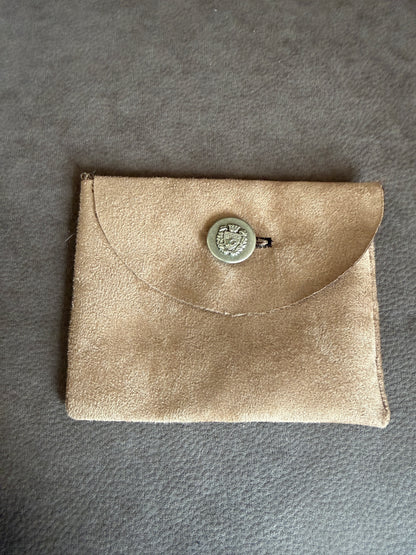 Pochette simili daim avec Véritable bouton ancien - DÉFAUT