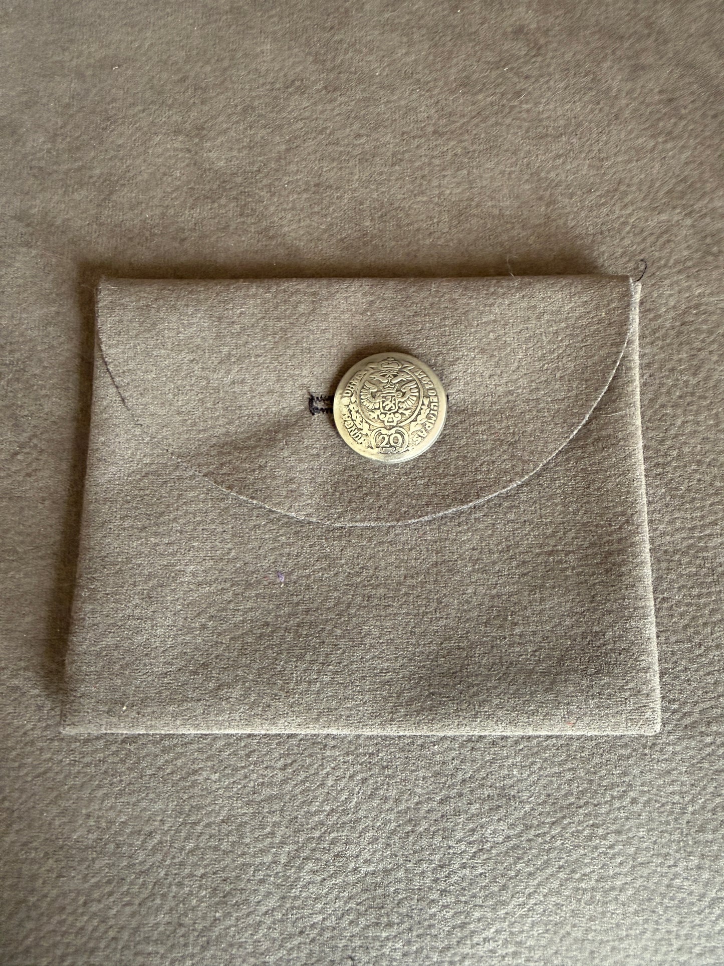 Pochette simili daim avec Véritable bouton ancien - DÉFAUT