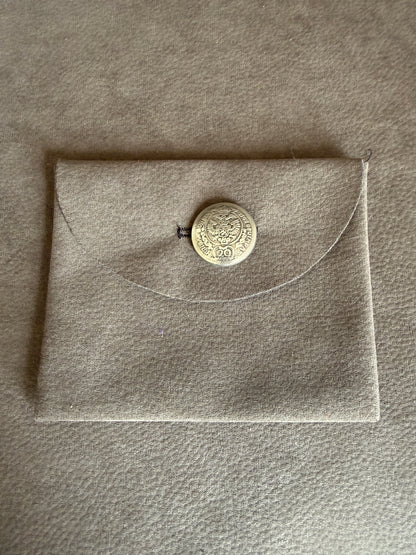Pochette simili daim avec Véritable bouton ancien - DÉFAUT